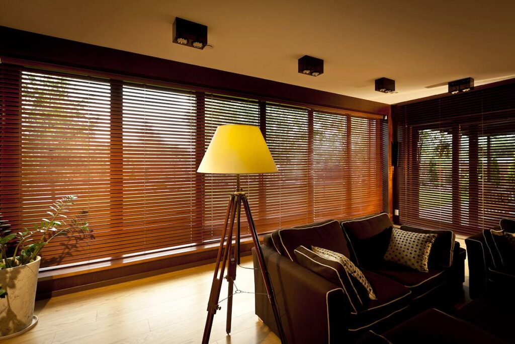 Żaluzje drewniane Olsztyn – naturalne światło i ciepło we wnętrzu