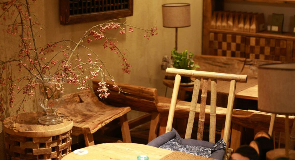 Szkodniki drewna a wilgoć: dlaczego źle wentylowane poddasza i piwnice są ich rajem?