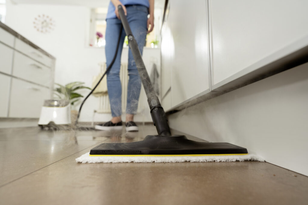 Jak sprzątać mopem parowym? Instrukcja krok po kroku dla idealnych efektów