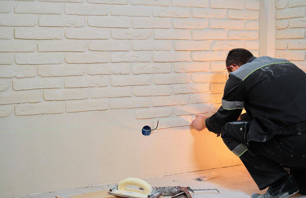 Marzy Ci się wnętrze ze starą cegłą, ale masz mały budżet? Oto kilka rozwiązań