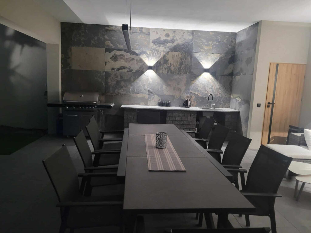 Fornir kamienny do dekoracji wnętrz – nietuzinkowe pomysły i praktyczne porady